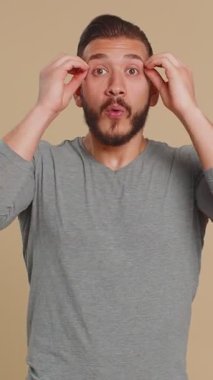 Lübnanlı adamın kafaya dokunup patlama göstermesi, endişeli ve şok olmuş görünmesi, başarı fikrini kutlaması beni çok şaşırttı. Kazandığına şaşırmış görünüyorsun. Vay canına. Bej renkli stüdyo arka planında tek başına yaşayan çocuk.