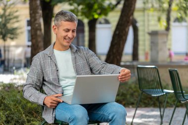 Mutlu olgun bir adam, şehir caddesinde bir sandalyede otururken dizüstü bilgisayarı açar. Kafkasyalı orta yaşlı bir adam defter üzerinde çalışıyor, mesajlar gönderiyor, online alışverişler yapıyor, film izliyor. Kasaba yaşam tarzları