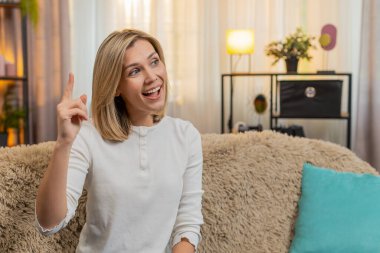 Orta yaşlı bir kadın evdeki kanepeye oturur ve şaşkınlıkla gözlerini açar. Aniden bir soruna çözüm bulur. Yetişkin kadın neşe ve berraklıkla tepki verir, ilham ve zihinsel başarı kıvılcımı hisseder..