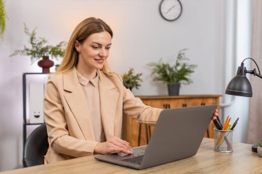 Merkez ofisteki orta yaşlı iş kadını dizüstü bilgisayarına gülümsüyor ve günün ilk görevlerini enerjiyle yazmaya başlıyor. Masadaki serbest çalışan kız plan yazıyor, e-postaları cevaplıyor ve işe gitmeye hazırlanıyor.