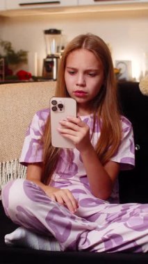 Genç kız gece evde akıllı telefonlardan kötü haberler okuyor oyun kaybı hakkında iç çekmeler sessiz bir ruh hali. Küçük çocuk akşamları kanepede somurtuyor üzgün bakıyor. Sohbet sırasında kısa cevaplar gönderiyor.