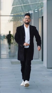 Mutlu Hintli iş adamı başarıyı, kazananı, kariyer başarısını, iyi haberi, şansı, zaferi, sözleşmeyi başarıyla imzalamayı kutluyor. Şehir merkezindeki şehir merkezindeki açık havada yaşayan Arap Hindu serbest çalışan adam.