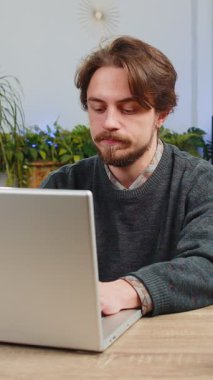 Memnun olmayan genç adam dizüstü bilgisayar kullanıyor. Daktilo çalışıyor. Aniden piyango talihsiz haber kaybı bilgisayar virüsü yüzünden şaşırıyor. Ofis masasındaki beyaz adam.