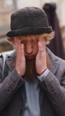 Mutsuz, sakallı, hayat endişelerini düşünen, adaletsiz bir durumdan muzdarip genç bir adam. Sorun, kötü hissetmek, sinirlenmek, tükenmek, keder. Hüsrana uğramış, yalnız, kızıl saçlı bir çocuk şehirde yürüyor.