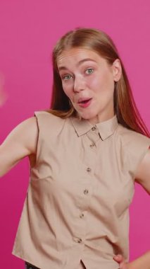 Buraya gel, bize katıl. Hoş geldiniz. Sarışın, çekici bir kadın elleriyle davetkâr hareketler yapıyor. Katılmak istiyor. Gelmeye çağırıyor. Güzel bir bayan pembe stüdyo arka planında izole edilmiş.