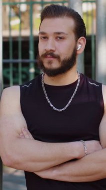 Spor giyim sektöründeki atletik Lübnanlı adam olumlu tepkiler veriyor. Orta Doğulu çocuk oyun parkında. Spor sağlık, spor rutini, egzersiz. Güç ve motivasyon. Açık spor salonu.