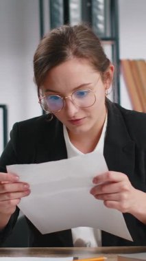 Kafkasyalı iş kadını mektubu okuyarak zarfı açtı. Kariyer büyüme ilerlemesi bankanın kredi onayı, para ödülüne başarılı giriş, uzun zamandır beklenen davet büyük haber piyango oyunu kazanmak