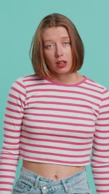 Avuç içi. Yazıklar olsun sana. Kafkas asıllı genç bir kadın surat hareketi yapıyor, sıkılmış, hayal kırıklığına uğramış, kötü haber, kederli. Mutsuz kadın mavi stüdyo arka planında kapalı.