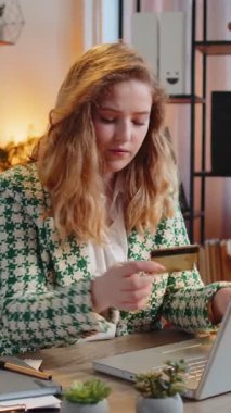 Kafkasyalı kızgın serbest çalışan dizüstü bilgisayarlı engelli kredi kartıyla online alışveriş yapmaya çalışıyor. Sinirli iş kadını satın alıyor, banka reddediyor, ödemeler başarısız, para dengesi yok..