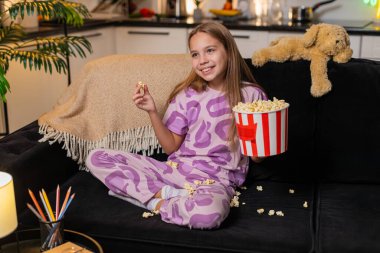 Evinde genç bir kız patlamış mısır kasesi tutuyor. Filmin izlediği kahkahalar koltukta atıştırmalar temiz başlıyor. Akşamları kanepede oturan beyaz bir çocuk. Elle silme kırıntılarını topluyor. Gülümseme kırıntılarını topluyor..