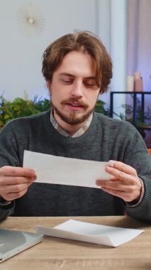 Mutlu Kafkasyalı adam zarfı açıp mektubu okuyor. Kariyer büyümesi terfi, banka kredisi onayı, üniversitenin parasal ödülüne başarılı giriş harika haberler, piyango oyunu kazanmak