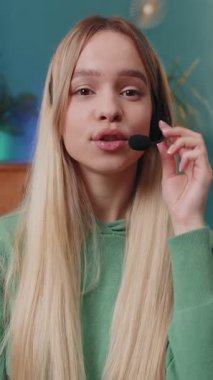 Kafkasyalı, kulaklık takan kadın POV 'u, serbest çalışan, çağrı merkezi ya da destek operatörü yardım hattı, müşteri ya da iş arkadaşı iletişim desteği ile el sallayarak selam veriyor. Sınıftaki bayan.