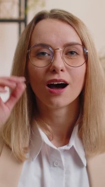 Aman Tanrım, vay canına. İş yerinde çalışan iş kadını. Gözlüklerini çıkarıyor. Aniden kazanılan galibiyet, galibiyet, loto başarısı, iyi haber. Profesyonel Yönetici Serbest Çalışan Kadın