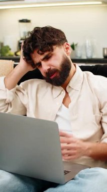 Evdeki Hintli adam dizüstü bilgisayar ekranına bakar. Reddetme e-postasını okur. Kanepede oturan Arap adam dizüstü bilgisayarını kapatıyor elleriyle başını tutuyor stres ve hayal kırıklığını hissediyor.