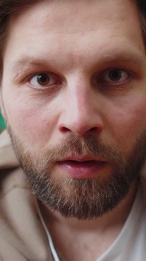 Aman Tanrım, vay canına. Heyecanlı genç adam büyük gözlerle kameraya bakarken şaşırdı. Ani zafer, iyi galibiyet haberi, kutlama. Evdeki kanepede oturan beyaz çocuğun portresi.