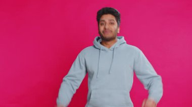 Mutlu Hintli adam başarıyı kutluyor zaferi, doğum gününü kazanıyor, piyango hedefini başarıyor oyunu oynuyor olumlu haberler, zafer. Pembe stüdyo geçmişinde izole edilmiş genç bir Arap.