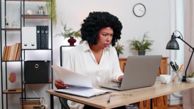 Merkez ofisteki Afro-Amerikalı iş kadını dizüstü bilgisayarın çöktüğünü görünce panik halinde kağıtları fırlatıyor. Masadaki serbest çalışan kız güç düğmesine basıyor. Verilerin güvenli bir şekilde geri dönmesini ve virüsün yakında temizlenmesini umuyor.