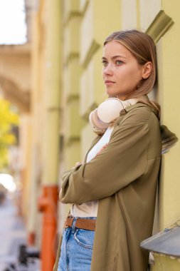 Kafkasyalı, yorgun ve üzgün bir kadın. Dışarıdaki ekonomik sıkıntılar için endişeleniyor. Üzgün kadın kız, şehir sokaklarında duvara dayanan borç bütçe kaybını ve iflası düşünmekten hayal kırıklığına uğradı. Dikey