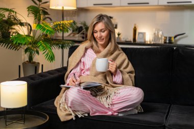 Akşamları evde yetişkin bir kadın bir fincan çay tutuyor, elleri ısıtıyor, kokuları soluyor, düşünceleri yavaşlatıyor. Akşamları kanepede oturan beyaz kız yarın rutin rutin planlarıyla kısa görev listesi yazar..