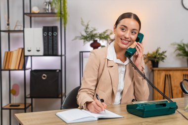 Merkez ofisteki genç iş kadını doksanlardan eski telefonları seçiyor çağrıya cevap veriyor ve noktalar söylüyor. Masadaki serbest çalışan kız notlar yazıyor. Rakamlar kabul ediyor ve bir sonraki adımı teşekkürle tamamlıyor.