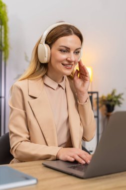 Merkez ofisteki orta yaşlı iş kadını laptoptan kulaklıkla sakin müzik dinleyip kafa sallıyor. Masadaki serbest çalışan kız metin düzenleme yapar. Rakamları izler. Görevler, akışı sabit tutar..