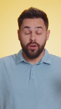 Kafasına dokunup patlama gösteren, endişeli ve şok olmuş görünen, başarı fikrini kutlayan Kafkasyalı adam heyecanlandı. Kazandığına şaşırmış gibisin. Vay canına. Stüdyo sarı arka planda tek başına kalmış.