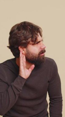 - Seni duyamıyorum. - Ne? Lübnanlı adam seni duymaya çalışıyor, kafası karışmış ve kaşlarını çatmış bir halde, daha yüksek sesle konuşmak için kolunu kulağının dibinde tutuyor, tekrar etmek istiyor, bej rengi stüdyonun arka planında sağırlık var..