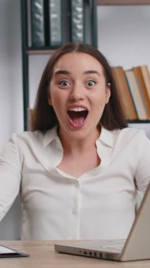 Dizüstü bilgisayarda çalışan Kafkasyalı mutlu iş kadını aniden kazanılan piyango golü başarısıyla şok oldu iyi kariyer haberleri. Ofis masasında çalışan heyecanlı yönetici bayan serbest yazar.