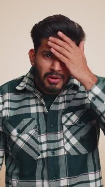 Sakallı Hintli bir adam umutsuzluk yalnızlık, sinir krizi, mağlubiyet piyango sonuçlarına şaşırmak, kötü şans, kayıp, şanssız haberler. Hindu genç çocuk stüdyo bej arka planda izole