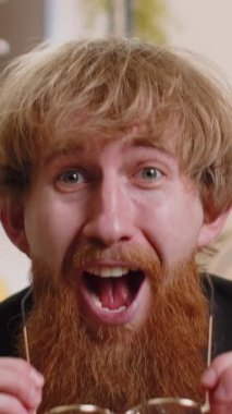 Aman Tanrım. Vay canına. İç işlerinde çalışan kızıl kafalı işadamı gözlüklerini çıkartıyor. Aniden kazanılan galibiyet, maç galibiyeti, piyango hedefine ulaşanlar ve iyi haberler karşısında şoka uğruyor. Müdür Freelancer 'ın portresi