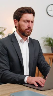 Merkez ofisteki orta yaşlı işadamı yutkunurken boğazına dokunuyor ve dizüstü bilgisayarla çalışmaya devam ediyor. Masadaki serbest çalışan adam içkisini yudumluyor, ilaç alıyor ve yardım umuyor..