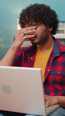 Yorgun, bağımsız çalışan Hintli bir adam dizüstü bilgisayar kullanıyor. Baş ağrısı, tansiyon, migren, derste stres. Hintli çocuk defter üzerinde çalışıyor, mesajlar gönderiyor, online alışverişler yapıyor, film izliyor.