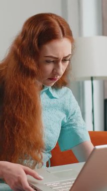 Memnun olmayan bir kadın dizüstü bilgisayar kullanıyor. İnternette arama yapıyor. Ani piyango kazasının kötü haber kaybı bilgisayar virüsüne yol açmasına şaşırıyor. Kızıl saçlı kadın evinde, kanepede yatıyor.