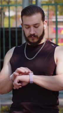 Spor giyimli atletik Lübnanlı adam akıllı saat kullanıyor, kulaklıkla müzik dinliyor. Orta Doğu 'lu genç bir çocuk oyun alanında çalışıyor. Kalp atışları kontrol ediliyor, başvuru için rota