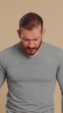 Lübnanlı bir adam umutsuzluk, yalnızlık, sinir krizi, mağlubiyet piyango sonuçları, kötü şans kaybı, şanssız haberler karşısında şaşırıyor. Orta Doğulu çocuk stüdyo bej arka planda izole edilmiş.