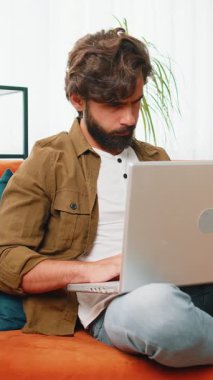 Memnun olmayan Ortadoğulu adam dizüstü bilgisayarı kullanıyor. Bilgisayarda arama yapıyor. Ani piyango kazasının kötü haber kaybı bilgisayar virüsü ile sonuçlanmasına şaşırıyor. Sınıftaki kanepede oturan genç adam