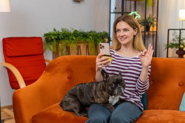 Evde Fransız bulldog köpeği olan orta yaşlı bir kadın akıllı telefon uygulamasından köpek maması sipariş ediyor kredi kartıyla ödemeler tamam gösteriyor. Kız kanepede köpekle bekleyecek, ekranı seyredecek, destek olacak ve yakınlaşacağız.