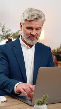 Merkez ofisteki orta yaşlı işadamı bilgisayarın donuk hata ekranına bakıyor ve kapak iç çekişini tekrar engelliyor. Masadaki serbest çalışan adam, kaybedilen ilerlemeyi telafi etmek için zamanı belirleyen yedek planı gözden geçiriyor..