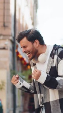 Hintli genç adam bağırıyor stres yüzünden bağırıyor korku, umutsuzluk panik, sürpriz şok, öfke belirtileri hissediyor. Şehir caddesinde duran sinirli İspanyol adam..