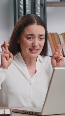 Kafkasyalı iş kadını programcı yazılım geliştirici parmaklarını dizüstü bilgisayarda çalışırken kaybetmesi kötü haber sonuçlarına şaşırdı ve ofiste servet kaybı oldu. Son teslim tarihi, iflas. Serbest Çalışan Kadın