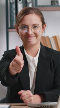 Gibi. Bilgisayarda çalışan Kafkasyalı mutlu iş kadını onaylayıcı bir şekilde kameraya bakıyor, olumlu bir işaret veriyor, ofis işyerindeki olumlu geri bildirim gibi. Serbest Çalışan Kadın