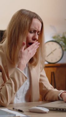 Dizüstü bilgisayarda çalışan sıkıcı, uykulu bir iş kadını. Esniyor, elleri üzerinde uyuya kalıyor. Yorgun, serbest çalışan, işkolik genç bir kadın. İstihdam, meslek, işsiz