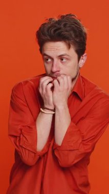 Korkmuş beyaz adam tehlike sorunlarından, acı çeken fobiden, anksiyete bozukluğundan korkuyor. Korkuyu ifade ediyor, kendine güvensizlik, stres, panik. Turuncu stüdyo geçmişinde depresif, korku dolu bir adam.