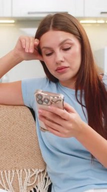 Evdeki genç kadın akıllı telefondan haberleri aktarıyor. Sıkılmış, yorgun ve enerjisini ve dikkatini kaybetmiş hissediyor. Kanepedeki beyaz kız kendini çok yorgun hissediyor. Güncellemelerden memnun değil, morali bozuk.