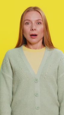 Beyaz tenli orta yaşlı kadın başarıyı kutluyor zaferi, doğum gününü kazanıyor piyango hedefini başarıyor, oyun oynuyor, iyi haber, zafer. Yetişkin kız sarı arka planda kapalı alanda izole edilmiş.