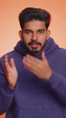 Sessiz olun lütfen. Genç Hintli adam işaret parmağını dudaklarına bastırıyor sessizlik işareti yapıyor. Gizli saklı konuşmayın, dedikoduyu kesin. Yakışıklı sakallı Hindu çocuk turuncu stüdyoda tek başına izole edilmiş.