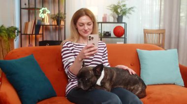 Orta yaşlı bir kadın evde buldog tutuyor. Sosyal medya akıllı telefonlardan besleniyor. Sakin hissediyor. Kanepedeki kız, ekrandaki yazıları yorumlar gibi okur. Sabah keyfine bakar ve destek olur.