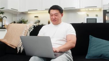 Evdeki Asyalı adam işini bitirir dizüstü bilgisayarı kapatır ve rahatça nefes alır sonra uzanıp gülümser. Kanepedeki Çinli adam başparmağını kameraya kaldırıyor. Gururunu gösteriyor. Uygulamada kısa notlar yazıyor ve sakince dinleniyor.