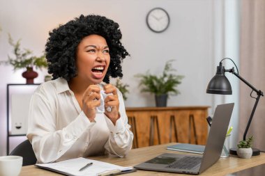 Merkez ofisteki Afrikalı Amerikalı iş kadını belgeleri inceliyor. Belge hatasını fark ediyor. Kağıdı bir kenara atarken hayal kırıklığına uğruyor. Masadaki serbest çalışan kız dosyayı göndermeden önce planları düzeltmeyi bozdu..