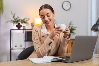 Ofisteki genç iş kadını kahvesini içerken yavaş yavaş planlarını okur ve öncelik listesini belirler. Masadaki serbest yazar kız dizüstü bilgisayarı açar ve sakin bir ritimle çalışmaya başlar.